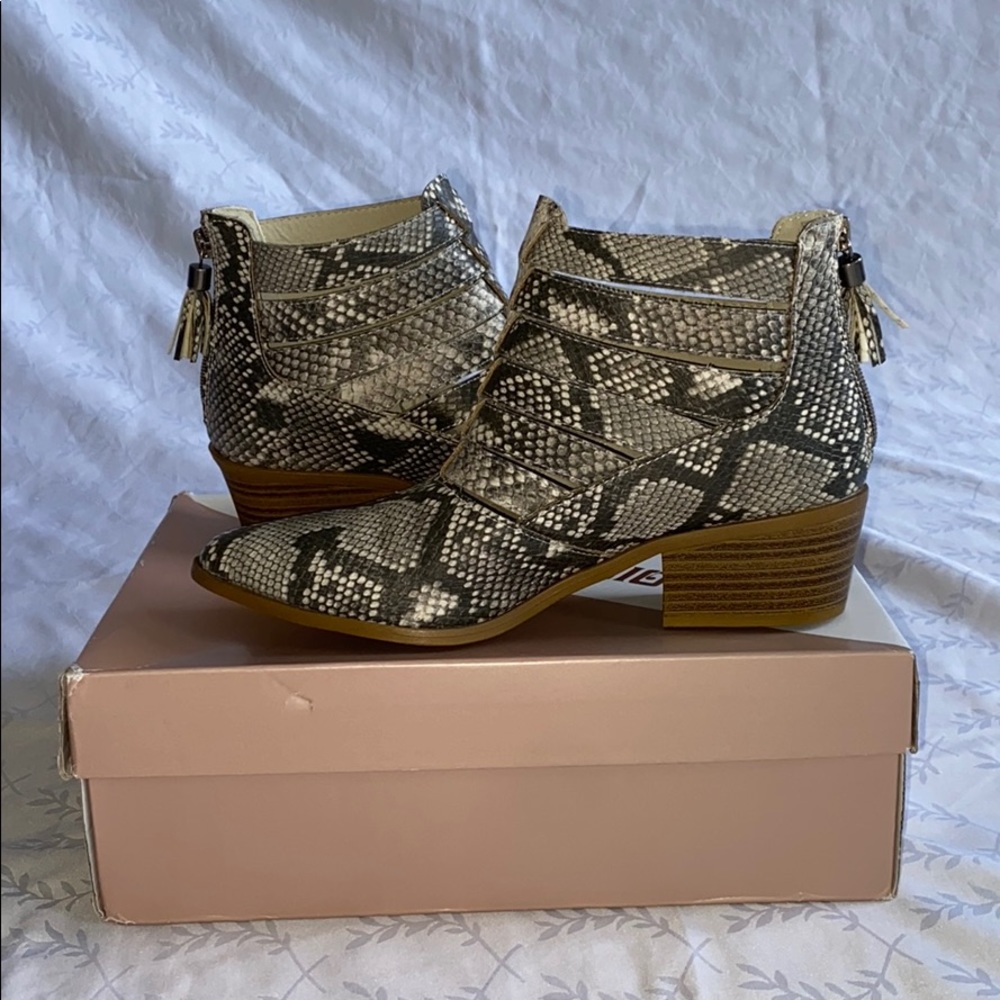 Close toed ankle height high heels